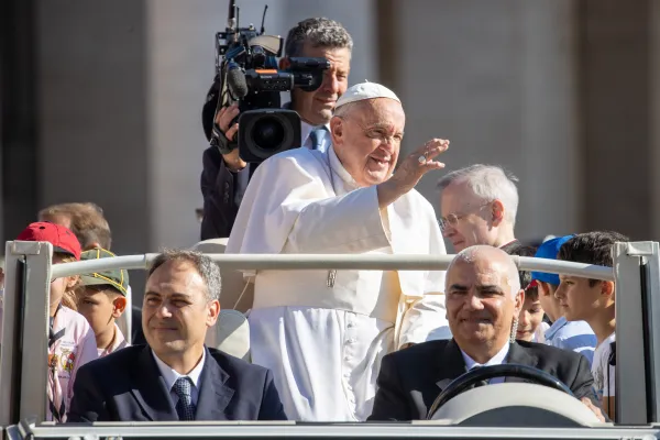 Papa Franjo maše hodočasnicima na svojoj općoj audijenciji na Trgu svetog Petra u Vatikanu, u srijedu, 26. lipnja 2024. Zasluge: Daniel Ibanez/CNA