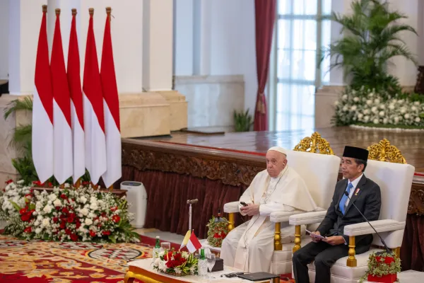 Paus Fransiskus duduk bersama Presiden Indonesia Joko Widodo di Aula Istana Kepresidenan Indonesia selama pertemuan dengan otoritas sipil pada hari Rabu, 4 September 2024. Kredit: Daniel Ibáñez/CNA