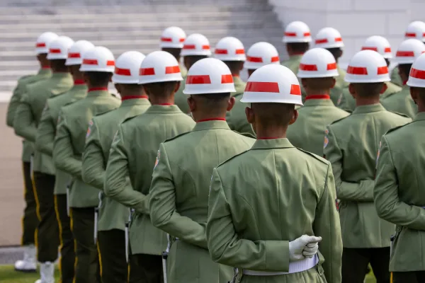 Pasukan pengawal berwarna melakukan upacara penyambutan untuk Paus Fransiskus di Istana Merdeka, Indonesia, pada Rabu, 4 September 2024. Kredit: Daniel Ibáñez/CNA