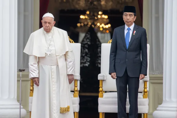 Paus Fransiskus berdiri bersama Presiden Indonesia Joko Widodo dalam upacara penyambutan di Istana Merdeka, Indonesia, pada Rabu, 4 September 2024. Kredit: Daniel Ibáñez/CNA