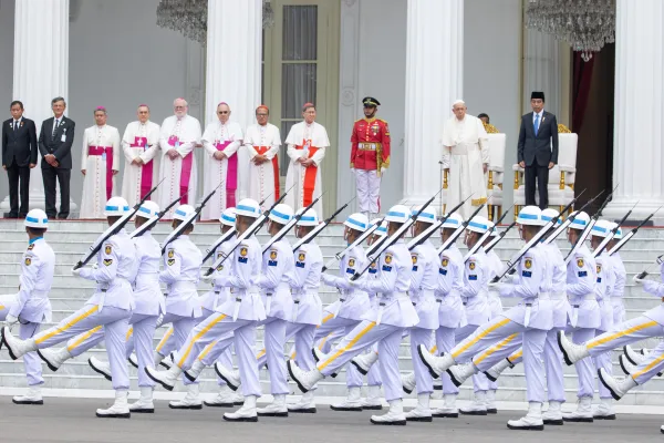 Bojna garda priređuje svečanosti na ceremoniji dočeka pape Franje u indonezijskoj predsjedničkoj palači “Istana Merdeka” u srijedu, 4. rujna 2024. Zasluge: Daniel Ibáñez/CNA