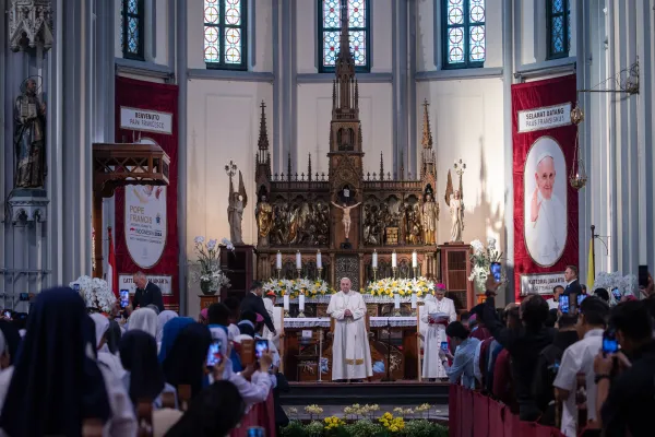 Paus Fransiskus memimpin misa di Katedral Our Lady of the Assumption di Jakarta pada hari Rabu, 4 September 2024. Kredit: Daniel Ibáñez/CNA