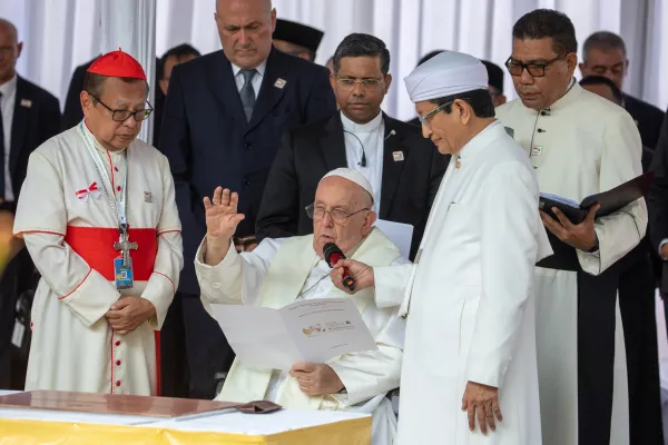 Paus Fransiskus berpidato dalam pertemuan lintas agama di Masjid Istiqlal, Jakarta, pada Kamis, 5 September 2024. Kredit: Daniel Ibáñez/CNA