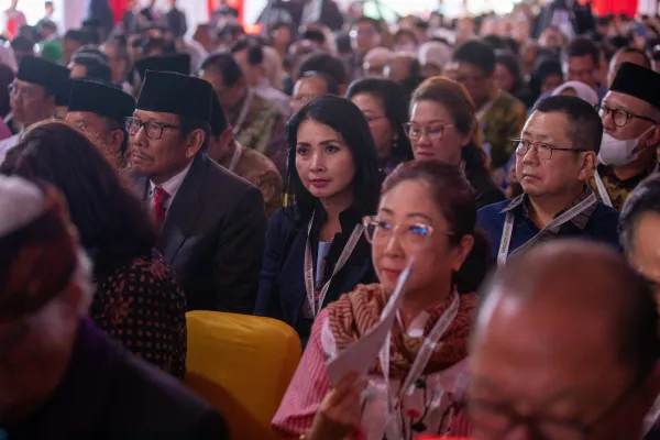 Pria dan wanita menghadiri pertemuan antaragama dengan Paus Fransiskus di Masjid Istiqlal di Jakarta pada Kamis, 5 September 2024. Kredit: Daniel Ibáñez/CNA