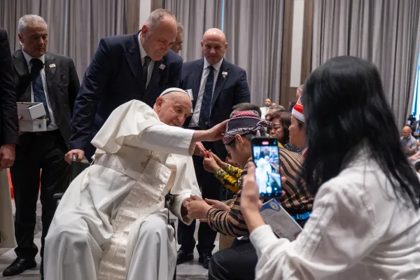 Paus Fransiskus menyambut seorang pengunjung di kantor pusat Konferensi Waligereja Indonesia di Jakarta pada Kamis, 5 September 2024. Kredit: Daniel Ibáñez/CNA