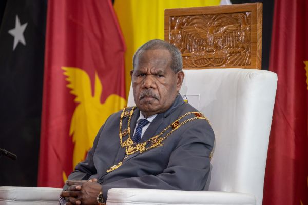 Gubernur Jenderal Sir Bob Bofeng Dadae duduk di APEC Haus di Port Moresby, Papua Nugini, saat penyambutan resmi Paus Roma, 7 September 2024. Kredit: Daniel Ibáñez/CNA