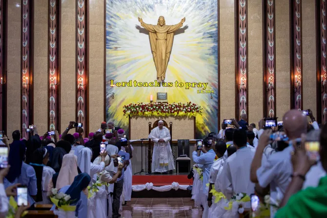 Pope Francis visits PNG shringe