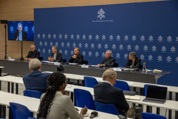 Organizatori raspravljaju o nadolazećoj drugoj sjednici Sinode o sinodalnosti na tiskovnoj konferenciji u Tiskovnom uredu Svete Stolice u ponedjeljak, 16. rujna 2024. Autor: Daniel Ibáñez/CNA