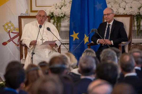 Papa Franjo susreo se s premijerom velikog vojvodstva, Lucom Friedenom, prije nego što se obratio članovima vlade, civilnog društva i diplomatskog zbora u upravnoj zgradi u Luksemburgu, Cercle Cité, 26. rujna 2024. Autor: Daniel Ibañez/ CNA