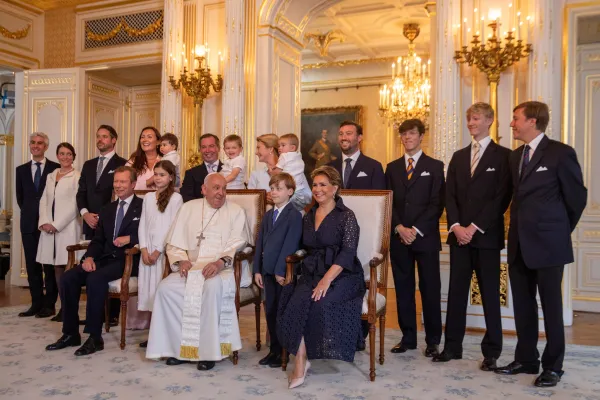 Papa Franjo susreće se s velikim luksemburškim vojvodom Henrijem i njegovom suprugom, velikom vojvotkinjom Maríom Teresom, u njihovoj službenoj rezidenciji, Velikoj vojvodskoj palači, zajedno s njihovo petero djece i sedmero od osmero unučadi 26. rujna 2024. Kredit: Daniel Ibañez/CNA