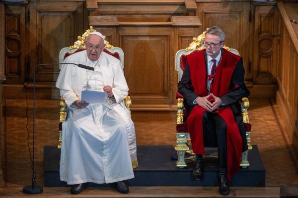 Papa Franjo govori pored belgijskog profesora sociologije Luca Selsa tijekom susreta s akademicima na KU Leuven, belgijskom katoličkom istraživačkom sveučilištu, u petak, 27. rujna 2024. Zasluge: Daniel Ibáñez/CNA