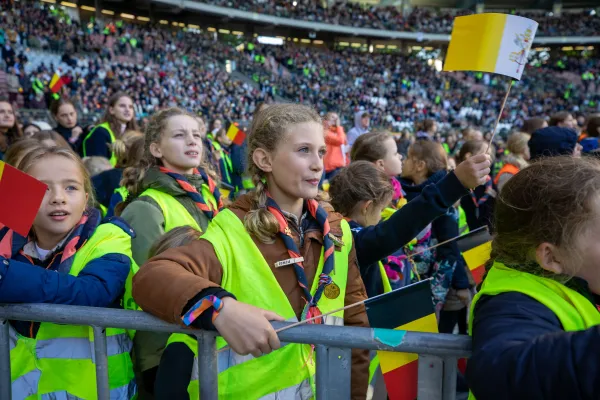 Djeca se klanjaju tijekom papinske mise na stadionu King Baudouin u Bruxellesu, Belgija, u nedjelju, 29. rujna 2024. Zasluge: Daniel Ibáñez/CNA