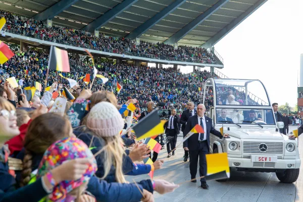 Papa Franjo jaše kroz gomilu na stadionu King Baudouin u Bruxellesu, Belgija, nedjelja, 29. rujna 2024. Zasluge: Daniel Ibáñez/CNA