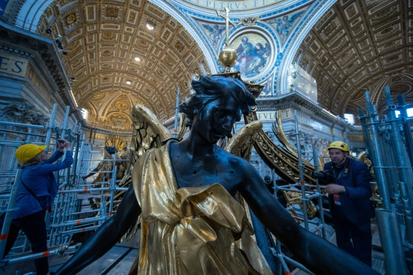 Journalists tour the newly restored baldacchino at St. Peter's Basilica, Tuesday, Oct. 8, 2024. Credit: Daniel Ibáñez/CNA