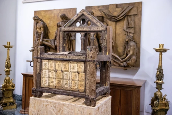 A historic relic of St. Peter’s chair will be on display for visitors to St. Peter’s Basilica from Oct. 27 to Dec. 8, 2024. Credit: Daniel Ibañez/CNA