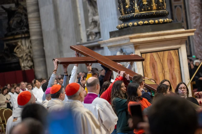 Portuguese youth carry the World Youth Day cross