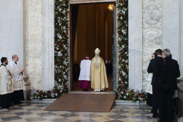 Cardinal Baldassare Reina enters the opened Holy Door at the Basilica of St. John Lateran. Credit: Evandro Inetti/EWTN/Vatican Pool