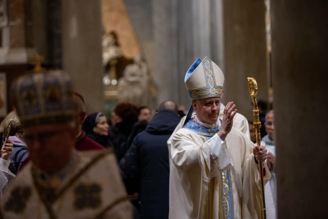 22050101Cardinal Rolandas Makrickas blesses congregation