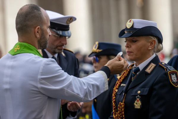 Svećenik raspoređuje svetu zajednicu s uniformiranom službom tijekom jubilarne mise oružanih snaga na Trgu svetog Petra, 9. veljače 2025. godine.