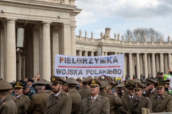 Vojno osoblje okuplja se na Trgu svetog Petra, kao transparent koji čita „Hodočašće poljske vojske“ prikazano je tijekom jubilarne mise oružanih snaga 9. veljače 2025. Zasluga: Daniel Ibáñez/CNA