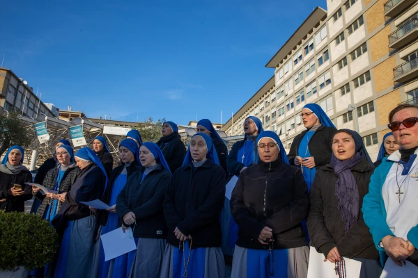 Saudara perempuan beragama berdoa rosario untuk Paus Fransiskus di luar Rumah Sakit Roma Gemelli pada Sabtu sore, 22 Februari 2025. Kredit: Daniel Ibáñez/CNA