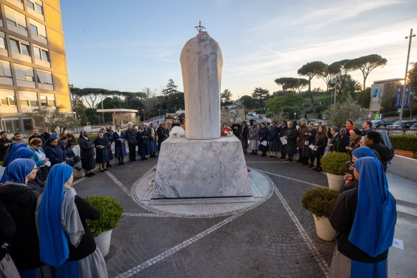 Saudara -saudari beragama dan lusinan setia berkumpul di sekitar patung St. John Paul II di Rumah Sakit Gemelli untuk berdoa rosario untuk Paus Fransiskus pada Sabtu sore, 22 Februari 2025. Kredit: Daniel Ibáñez/CNA