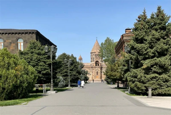 Katedrala Etchmiadzin, za koju armenska književna tradicija svjedoči da je najstarija crkva u zemlji. Ali Achim Lichtenberger kaže ovo 