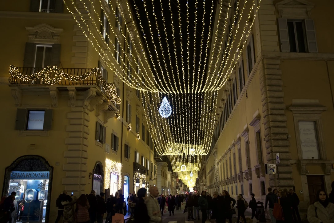 PHOTOS: Christmas in Rome as first Jubilee pilgrims arrive in Eternal City