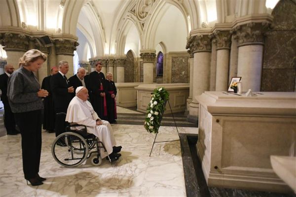 Pope Francis prays at the tomb of Belgian King Baudouin, who chose to abdicate rather than sign an abortion law, on Sept. 28, 2024. Credit: Vatican Media