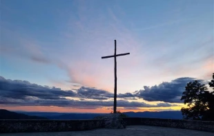 Cross overlooking the Casentino Valley. Credit: Alexey Gotovskiy EWTN / CNA