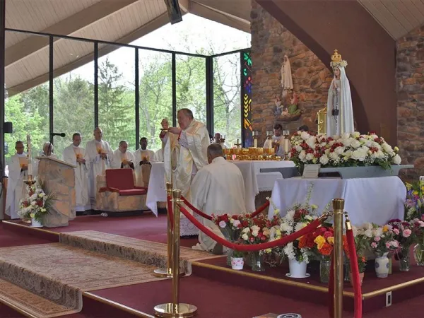 Cardinal Raymond Burke says a “Mary-thon” Mass at the Blue Army Shrine in a previous year. He will bless the LOFRON resolution and recite the Prayer of Consecration of America to the Immaculate Heart of Mary on July 13, 2024. Credit: Megan Pritchard/The National Blue Army Shrine of Our Lady of Fatima