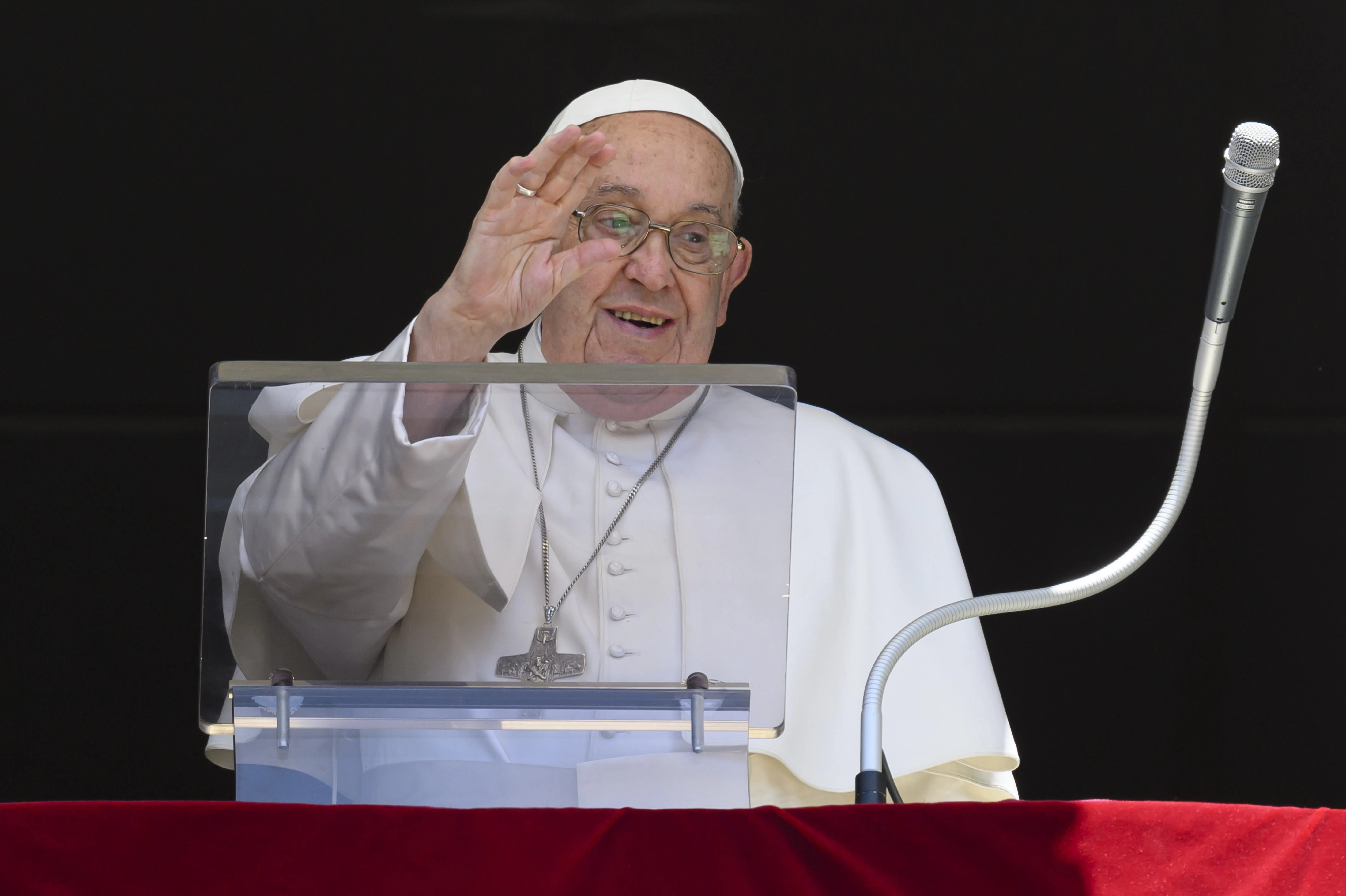 Pope Francis asks Sacred Heart of Jesus to convert hearts who want war