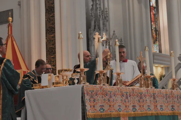Nadbiskup Samuel Aquila koncelebrirao je misu u katedrali Bazilika Bezgrešnog začeća u Denveru 9. lipnja 2024. Zasluge: Kate Quiñones/CNA