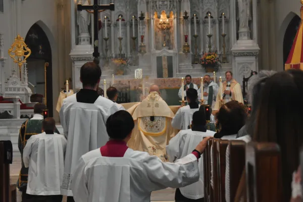 Nadbiskup Samuel Aquila priprema monstrancu za procesiju u katedralnoj bazilici Bezgrješnog začeća u Denveru 9. lipnja 2024. Zasluge: Kate Quiñones/CNA