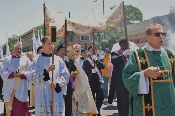 Nadbiskup Samuel Aquila nosi monstrancu niz Colfax Avenue u središtu Denvera 9. lipnja 2024. Zasluge: Kate Quiñones/CNA