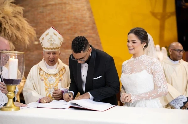 De la Rosa officiates at a wedding. Credit: Pablo Fernández