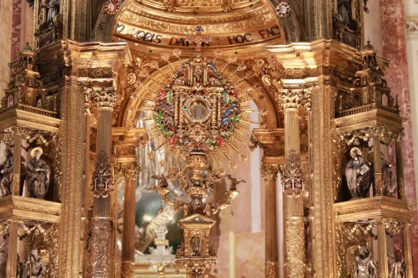 Postoji 159 skulptura koje krase monstrancu koja se koristi u godišnjoj procesiji Corpus Christi u Valenciji, u Španjolskoj, uključujući biblijske scene od Starog zavjeta do Dobrog pastira i uskrslog Krista.  Apostoli i crkveni naučitelji ukrašavaju hostiju, a prikazuju se euharistijska čudesa.  Sveci koji su posebno posvećeni Euharistiji dio su mnoštva štovatelja, poput pape Pija X., poznatog kao 