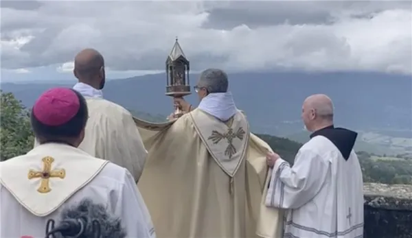 Father Massimo Fusarelli, the 121st successor of St. Francis of Assisi, blesses the world with relics of the blood from the stigmata of St. Francis. Credit: Giacomo D'Onofrio