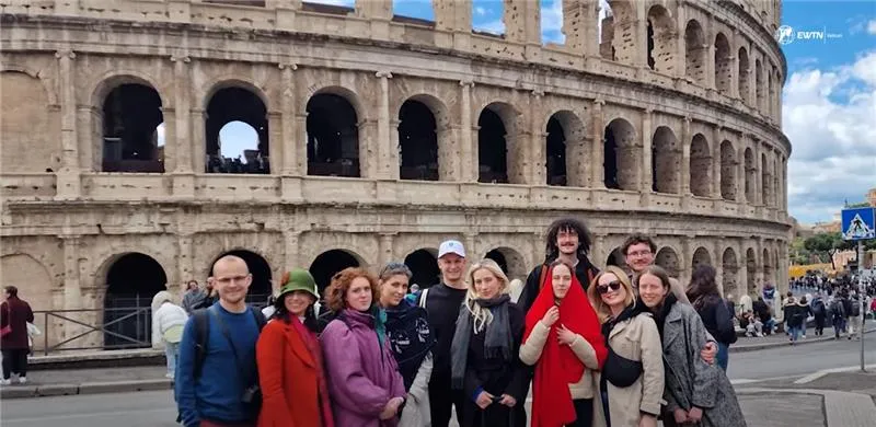 Participants go on “a walk of Rome” to experience the city’s “art, architecture, history, and beauty.”?w=200&h=150