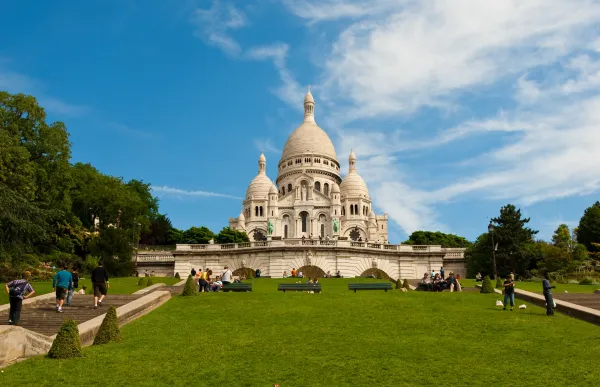 Bazilika Sacré Coeur de Montmartre, obično poznata kao bazilika Sacré Coeur, je katolička crkva i manja bazilika u Parizu posvećena Presvetom Srcu Isusovu.  Zasluge: Sebastian Bergmann, CC BY-SA 2.0 putem Wikimedia Commons