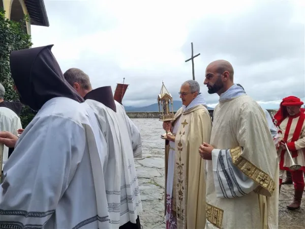 Fr. Massimo Fusarelli, generalni ministar Reda manje braće drži relikvije krvi sv. Franje Asiškog. Zasluge: Alexey Gotovskiy EWTN/CNA