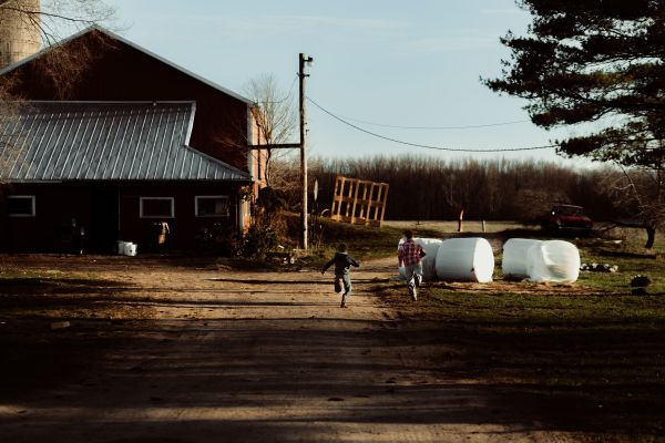 Dan i Whitney Belprez s farme Two Sparrows u Michiganu odgajaju svoje četvero djece na farmi, gdje je par rekao da je zahvalan na usponima i padovima koje doživljava.  Zasluge: Fotografija ljubaznošću Biskupije Lansing