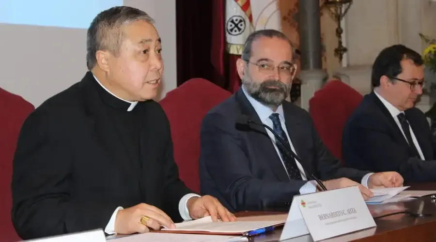 The apostolic nuncio in Spain, Archbishop Bernardito Auza, together with the Grand Chancellor of the Abat Oliba CEU University, Alfonso Bullón de Mendoza.?w=200&h=150