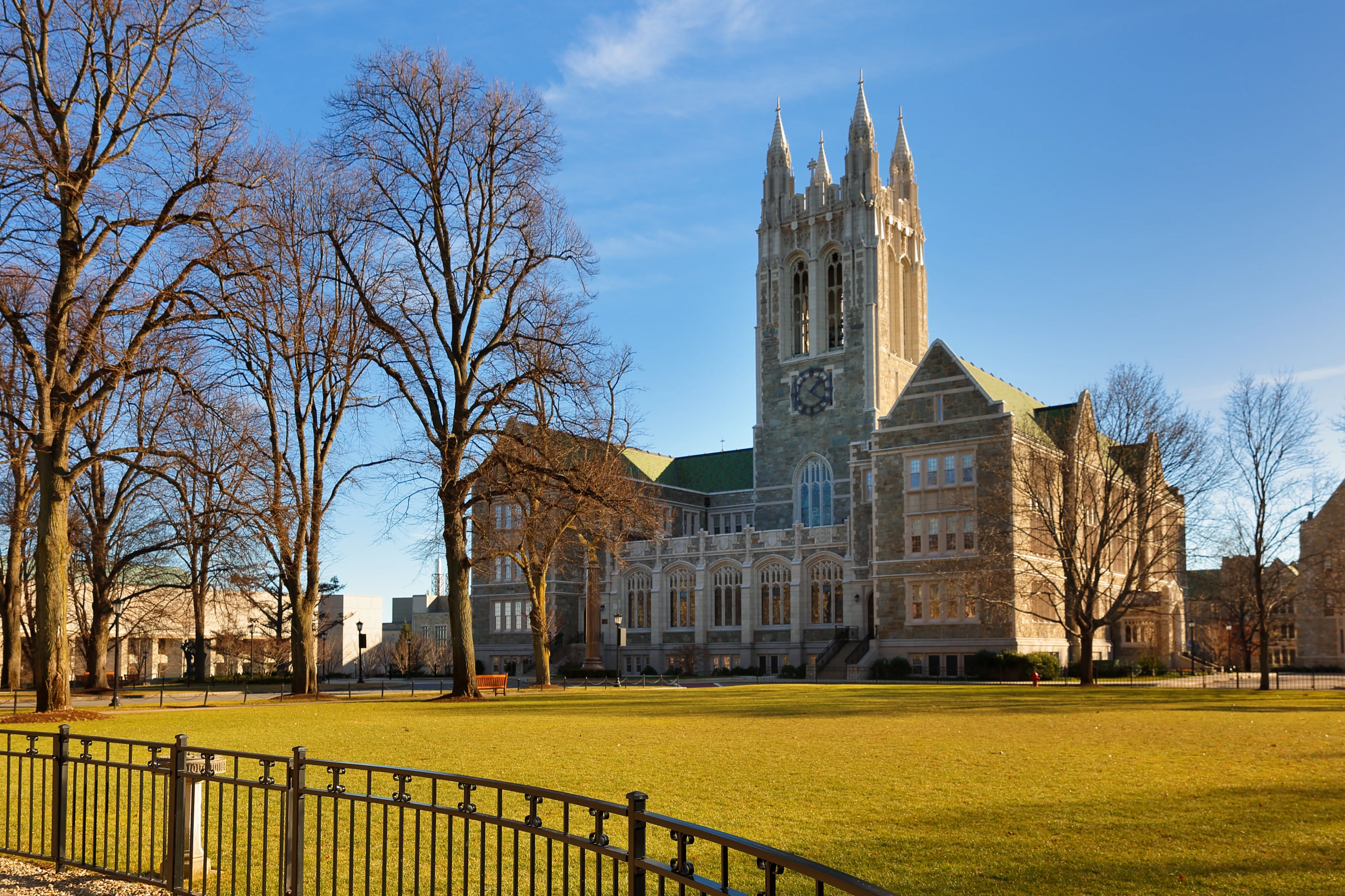 Boston college. Бостонский колледж Честнат-Хилл, Массачусетс. Бостон колледж. Бостонский колледж архитектуры. Бостонский колледж искусств фото.