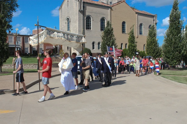 Hundreds of people joined as the Eucharist left the Shrine of St. Rose Philippine Duchesne, headed for St. Peter Parish in St. Charles, Missouri. Credit: Jonah McKeown/CNA