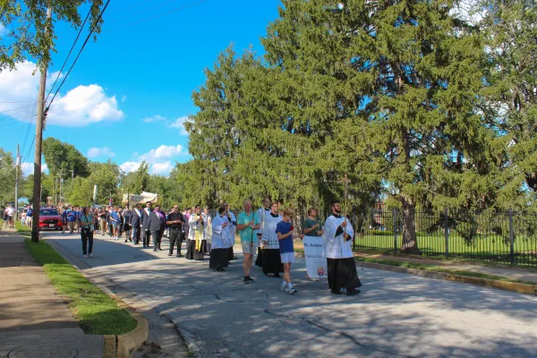 The Eucharist makes its way through the streets of St. Charles, Missouri, on its way to St. Peter Parish. Credit: Jonah McKeown/CNA