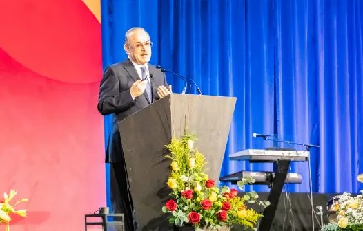 Dr. Ricardo Castañón govori o dvije teme vjere i svojim otkrićima o stvarnoj Kristovoj prisutnosti kroz euharistijska čuda na hispanoameričkoj euharistijskoj konvenciji 27. travnja 2024. u Denveru.  Zasluge: Denver Catholic