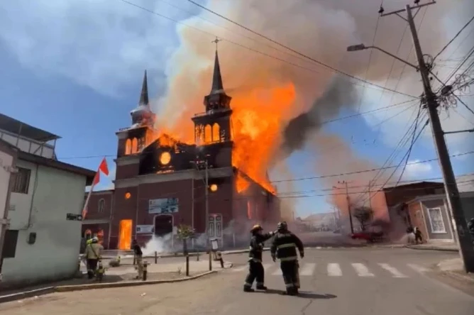 Un obispo local anima a los fieles tras el devastador incendio que destruyó una iglesia en Chile