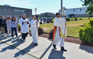 Bishop Earl Fernandes of Columbus, Ohio, carries the Blessed Sacrament during a procession at Pickaway Correctional Institution on June 28, 2024, at one of the stops on the Seton Route of the National Eucharistic Pilgrimage. Credit: Catholic Times/Ken Snow