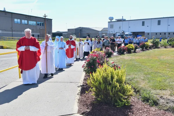 Euharistijska procesija s biskupom Earlom Fernandesom koji nosi monstrancu ide van u dvorište popravne ustanove Pickaway 28. lipnja 2024., tijekom Nacionalnog euharistijskog hodočašća.  Zasluge: Catholic Times/Ken Snow